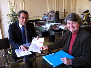 Bernadette MALGORN remet son rapport au Ministre délégué à la Ville, François LAMY